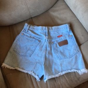 Vintage high waisted wrangler cut off shorts😎